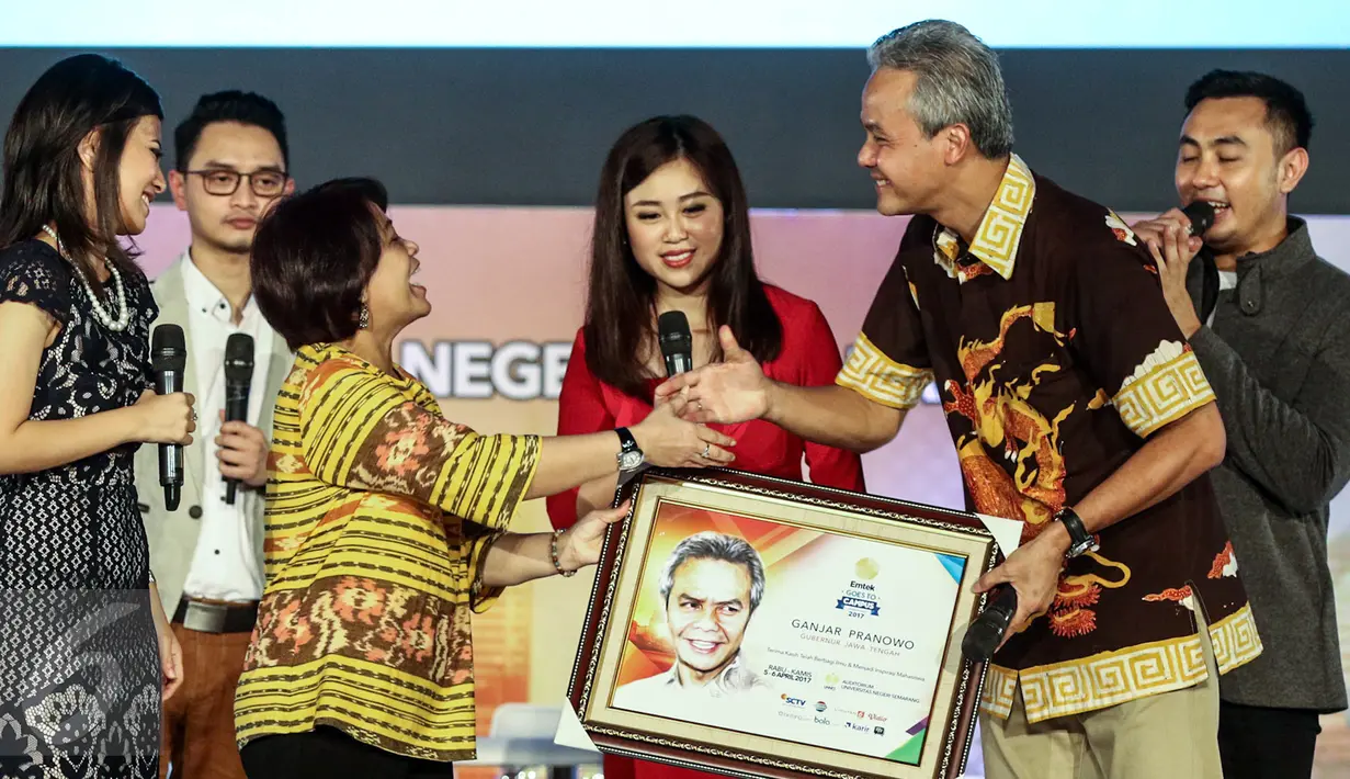 Wakil Pemimpin Redaksi (Wapemred) SCTV, Endah Saptorini memberikan penghargaan kepada Gubernur Jawa Tengah Ganjar Pranowo usai mengisi acara talkshow EMTEK Goes To Campus (EGTC) 2017 di Universitas Negeri Semarang, Kamis (6/4). (Liputan6.com/Yoppy Renato)