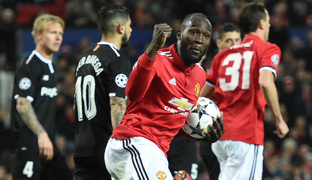 6. Manchester United (42 Gol). Tim Raksasa Inggris Manchester United kepincut dengan kiprah Romelu Lukaku di Everton. Pada musim 2017/2018 Setan Merah resmi mengontraknya. Selama 2 musim, Romelu Lukaku berhasil mencetak 42 gol dalam 96 penampilannya di semua ajang kompetisi. (AFP/Oli Scarff)