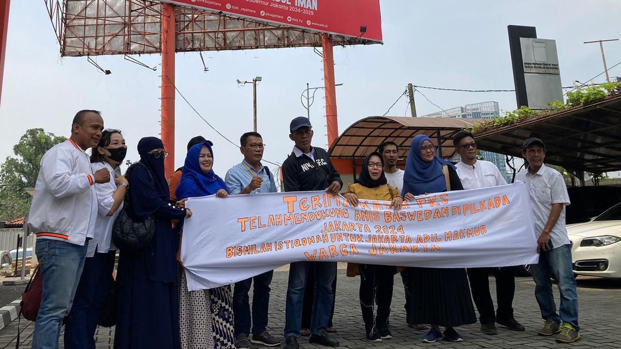 Warga Kelas Bawah Jakarta Bawa Ayam Jago, Minta PKS Konsisten Dukung Anies