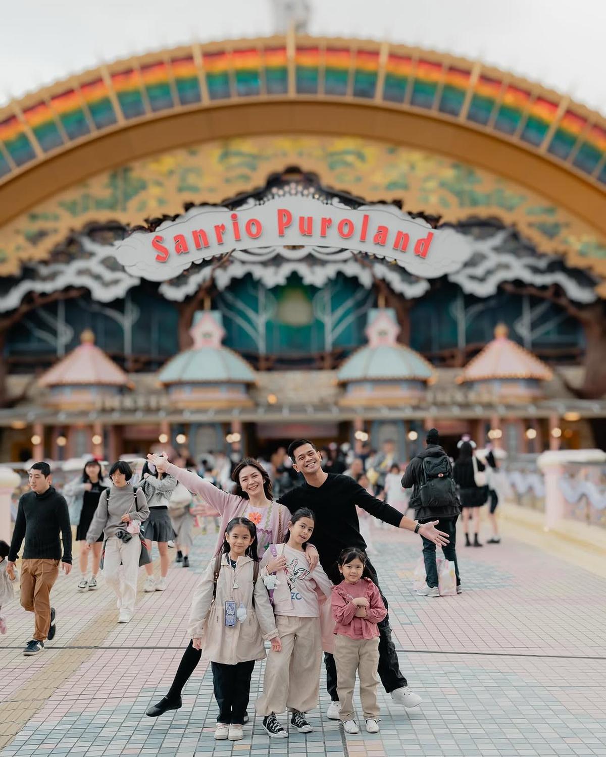 Potret Keluarga Surya Insomnia Liburan ke Jepang Setelah Lebaran, Kunjungi Sanrio Puroland
