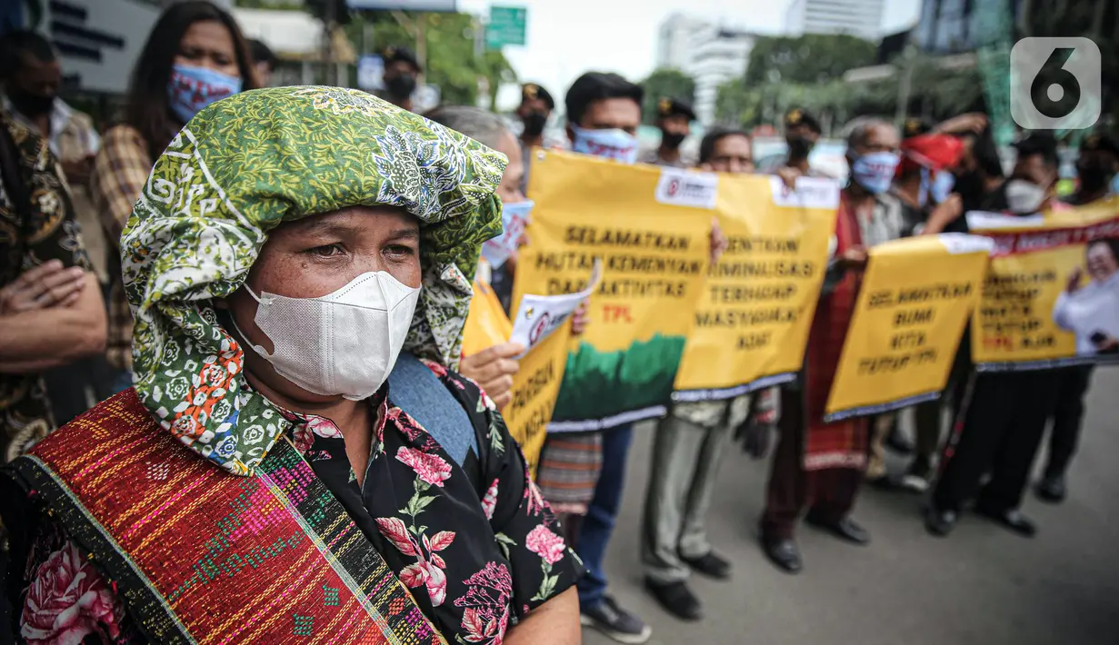 Massa yang tergabung dalam Aliansi Gerak Rakyat Tutut TPL menggelar aksi di depan Kantor Kementerian Koordinator Bidang Kemaritiman dan Investasi, Jakarta, Rabu (24/11/2021). Aksi diikuti 40 orang perwakilan masyarakat adat Tono Batak. (Liputan6.com/Faizal Fanani)