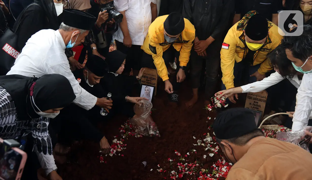 Keluarga dan kerabat menabur bunga di makam Vanessa Angel dan Bibi Ardiansyah, Taman Makam Islami Malaka, Pesanggrahan, Jakarta, Jumat (5/11/2021). Vanessa Angel dan Bibi Andriansyah meninggal dalam kecelakaan lalu lintas di Tol Mojokerto-Jombang pada 4 November 2021. (Liputan6.com/Herman Zakharia)