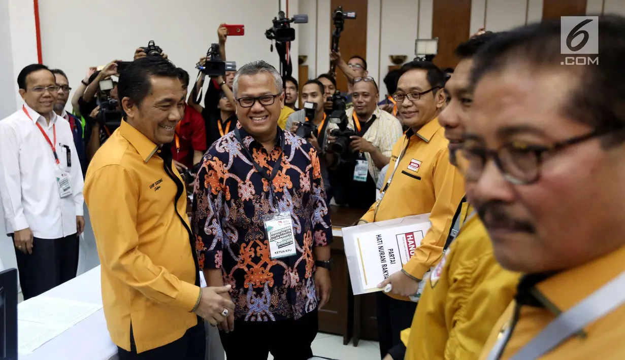 Sekjen Partai Hanura Sarifuddin Sudding berbincang dengan Ketua KPU RI Arif Budiman saat mendaftarkan partai ke KPU, Jakarta, Kamis (12/10). Partai Hanura secara resmi mendaftar sebagai peserta Pemilu 2019.(Liputan6.com/Johan Tallo)