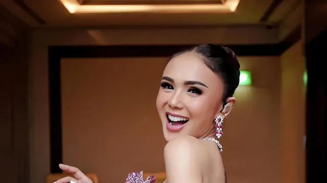 Potret Yuni Shara Pakai Gaun Malam saat Manggung. (instagram/yunishara36)