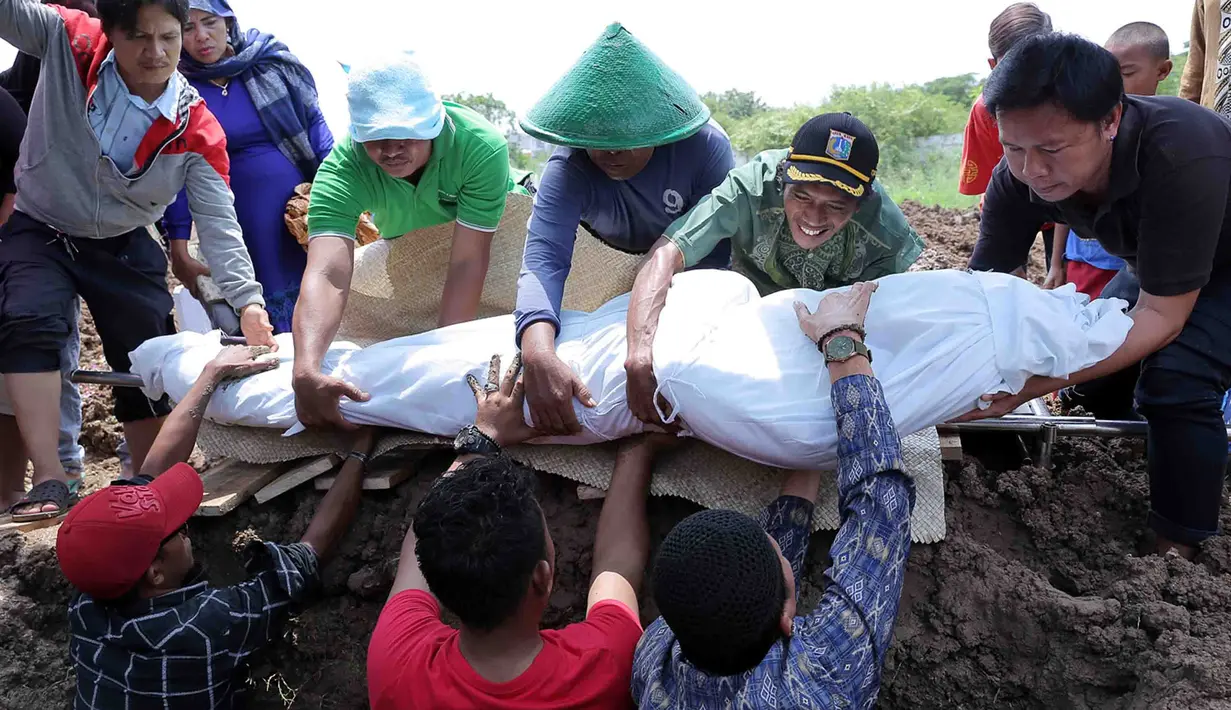 Raut kesedihan dari para pelayat yang mengantarkan Narendra ke peristirahatan terakhirnya. Begitu juga sang ayah, yang terus terdiam memandangi putranya yang telah terbungkus kain putih dan siap di makamkan. (Deki Prayoga/Bintang.com)
