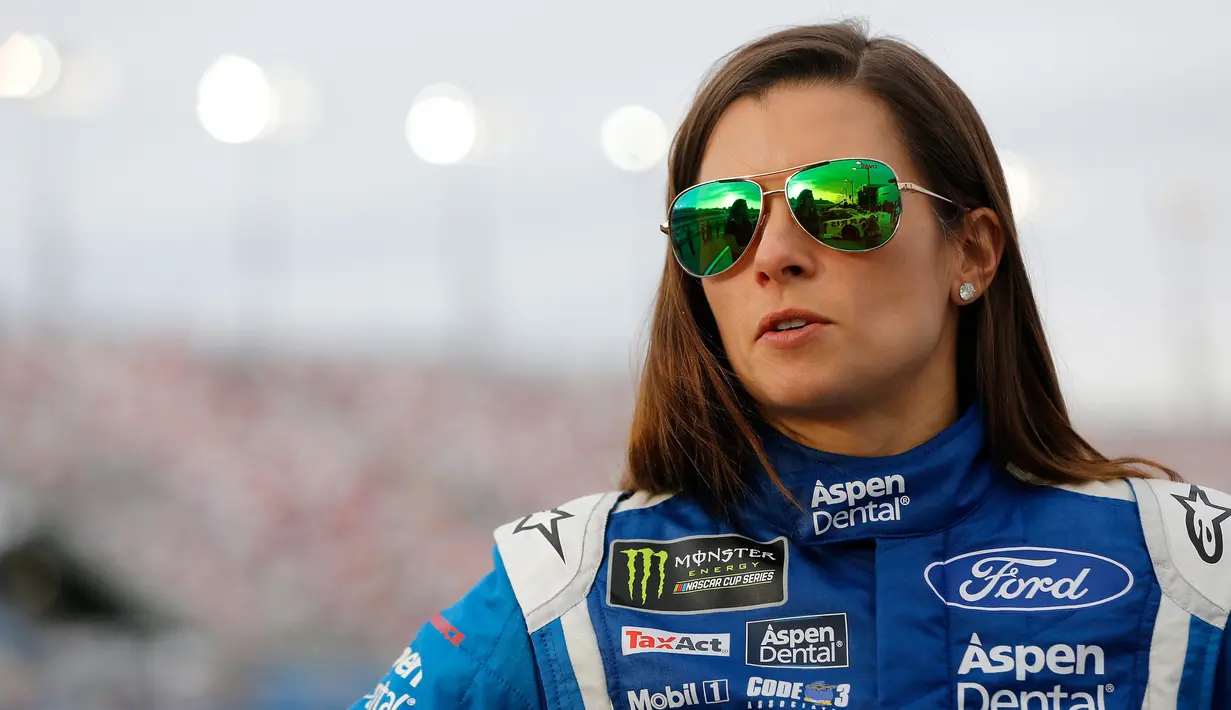 Danica Patrick bersiap mengikuti kualifikasi the Monster Energy NASCAR Cup Series Kobalt 400 di Las Vegas, Nevada (10/3). Danica pernah dinobatkan sebagai satu di antara 100 wanita paling cantik sejagat di Majalah FHM. (Jonathan Ferrey/Getty Images/AFP)
