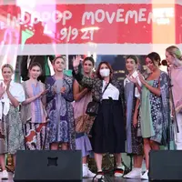 Desainer fashion Coreta Louise memamerkan batik yang terinspirasi dari New Yorker di di panggung New York Fashion Week : The Shows