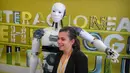 Seorang wanita berpose disamping robot InMoov rancangan Gael Langevin dalam pameran teknologi Bucharest, Romania (26/5). Robot ini dijual sekitar 1.500 euro. (AP Photo / Vadim Ghirda)