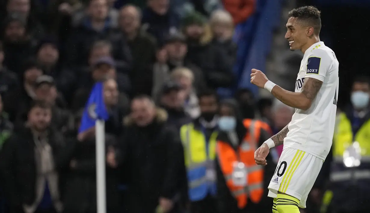 Raphinha. Sayap kanan asal Brasil berusia 25 tahun yang tengah menjalani musim keduanya bersama Leeds United ini kini berbanderol 40 juta euro, naik 8 juta euro dari sebelumnya 32 juta euro. Bersama The Whites musim ini ia telah mencetak 8 gol di Liga Inggris. (AP/Matt Dunham)
