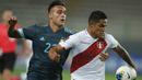 Penyerang Argetina, Lautaro Martinez, berebut bola dengan bek Peru, Anderson Santamaria, pada laga kualifikasi Piala Dunia 2022 zona CONMEBOl di Estadio Nacional de Lima, Rabu (18/11/2020) pagi WIB. Argentina menang 2-0 atas Peru. (AFP/Daniel Apuy/pool)