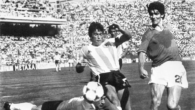 Dalam foto yang diambil pada 29 Juni 1982 ini, kiper Argentina Ubaldo Fillol (bawah) dan kapten Daniel Passarella (kiri) mencoba menghalangi Paolo Rossi untuk mencetak gol dalam Piala Dunia. (Foto: STAFF / AFP)