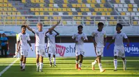 Pemain Timor Leste U-19, Alexandro Lemos (kedua dari kairi), merayakan gol yang dicetaknya ke gawang Kamboja dalam laga Piala AFF U-19 2024 di Gelora Bung Tomo, Surabaya, Rabu (17/7/2024). (Bola.com/Aditya Wany)