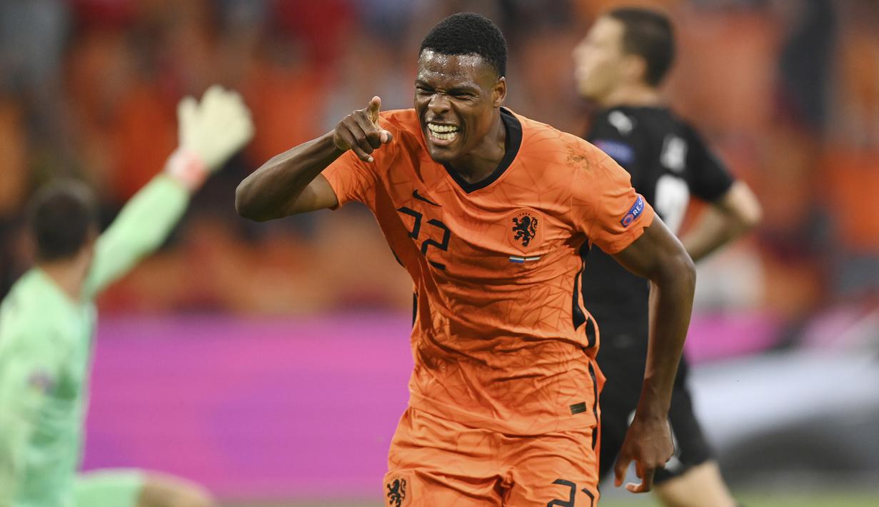 Denzel Dumfries. Bek Belanda berusia 31 tahun ini telah mencetak 2 gol dalam tiga laga di fase grup. Jumlah golnya mengungguli striker andalan Memphis Depay. Bersama PSV Endhoven dirinya juga sukses mencetak gol musim lalu. (Foto: AP/Pool/John Thys)