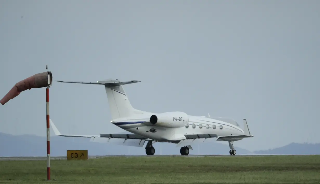 <p>Sebuah jet pribadi yang membawa mantan Raja Spanyol Juan Carlos I mendarat di bandara Peinador di Vigo, Pontevedra, barat laut Spanyol, Kamis (19/5/2022). Juan Carlos (84) kembali ke Spanyol pada Kamis untuk kunjungan pertamanya setelah hampir dua tahun diasingkan di Uni Emirat Arab (UEA) di tengah skandal keuangan yang mengguncang Royal House. (AP Photo/Lalo R. Villar)</p>