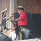 Iwan Fals saat menyanyikan lagu "Kesaksian" yang dipersembahkan untuk mendiang Yockie Suryoprayogo di Seri Konser Situs Budaya, di Leuwinanggung, Sabtu (3/3/2018). (Liputan6.com/Edu Krisnadefa)