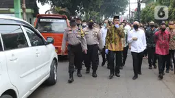 Menteri Koperasi dan UKM Teten Masduki (kedua kanan) saat mengunjungi Pasar Kranggan, Bekasi, Jawa Barat, Jumat (19/6/2020). Teten melakukan peninjauan lapangan terkait restrukturisasi pinjaman/pembiayaan LPDB-KUMKM kepada Koperasi Pasar Kranggan. (Liputan6.com/Herman Zakharia)