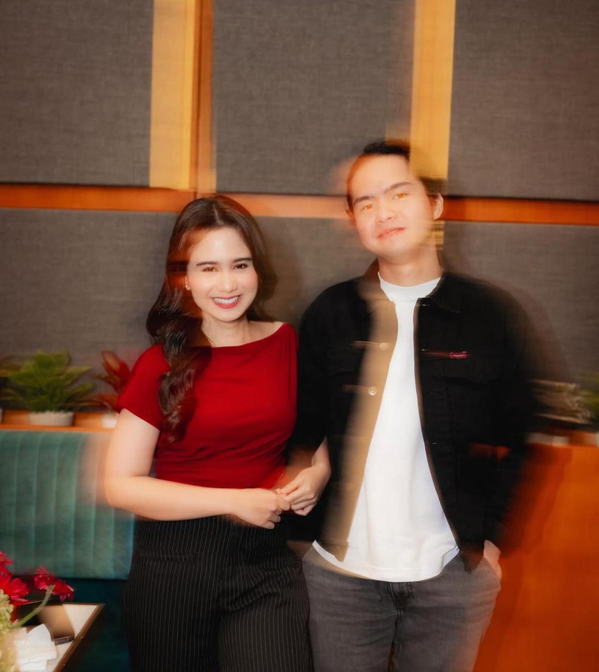Potret Tissa Biani Memukau di Launching Film '7 HARI UNTUK KESHIA', Busana Merah yang Memesona