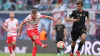 Dani Olmo. Gelandang serang Spanyol berusia 23 tahun ini telah tiga musim memperkuat RB Leipzig di Bundesliga sejak 2019/2020. Total telah tampil dalam 64 laga di semua kompetisi dengan mencetak 12 gol dan 14 assist. (AFP/Danny Hartmann)