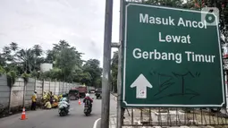 Rambu penunjuk arah terpasang saat di Jalan Inspeksi Kali Ancol jelang gelaran balap liar legal, Pademangan, Rabu (12/1/2022). Balap liar legal yang dinamai Street Race rencananya akan digelar perdana pada akhir pekan mendatang. (merdeka.com/Iqbal S. Nugroho)