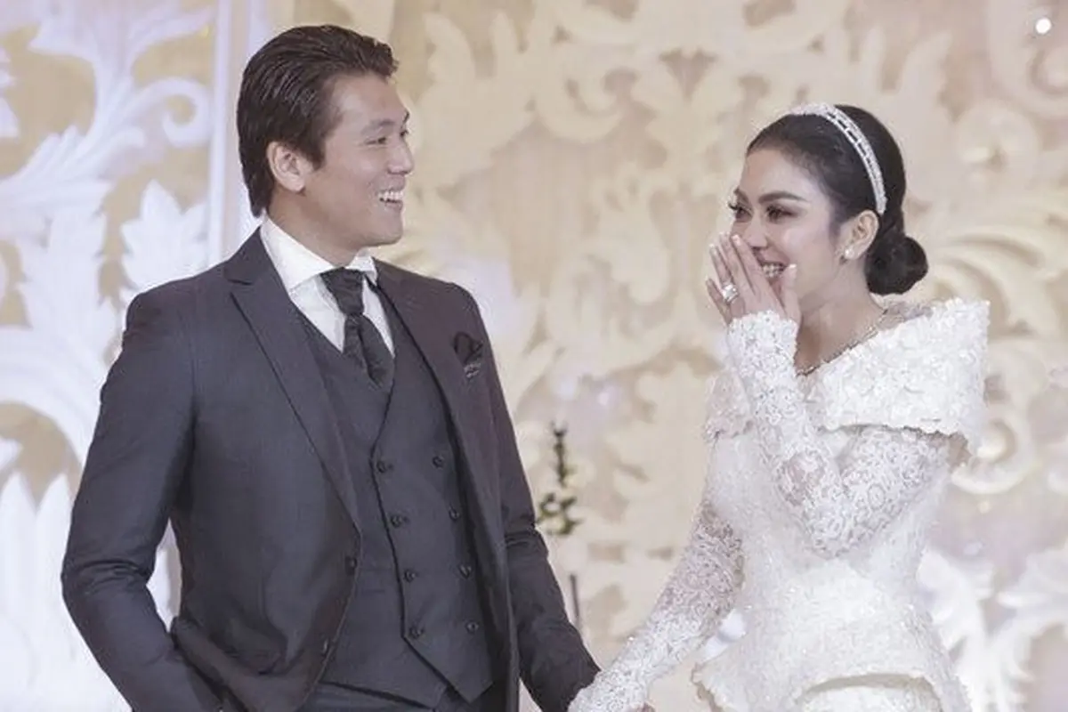 Momen resepsi pernikahan Syahrini dan Reino Barack