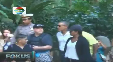 Mantan presiden Amerika Serikat Barack Obama mendatangi obyek wisata Tirta Empul di Gianyar, Bali. 