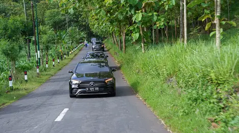 Tetap Nyaman Susuri Jalur Berliku Yogyakarta dengan Mercedes-Benz E Class Rakitan Lokal