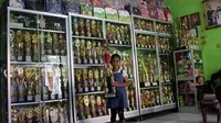 Sebanyak 700-an piala terpajang di tiga etalasi besar setinggi tiga meter di ruang tamu rumah Elvaretta Cicelyana Yocelyn, 10, di Perumahan Margoasri Gang 12 RT 036/RW 009, Puro, Karangmalang, Sragen. (Tri Rahayu/Solopos)