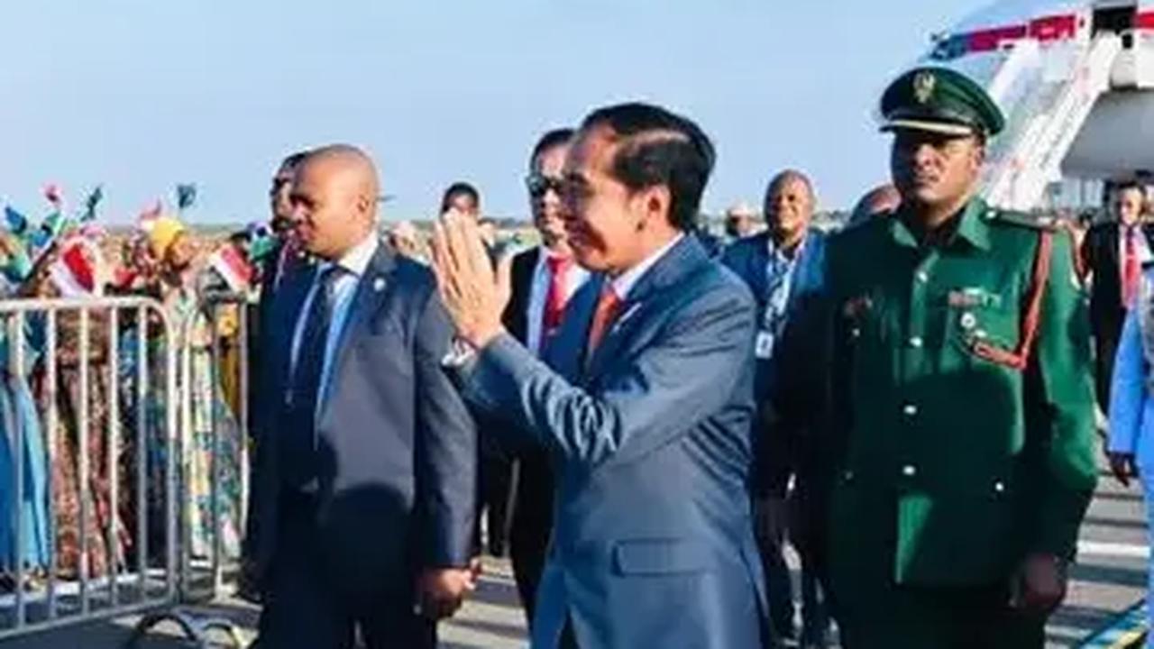 VIDEO: Presiden Jokowi Sampai Berhenti, Lihat Sambutan Meriah Tarian ala Wakanda di Tanzania