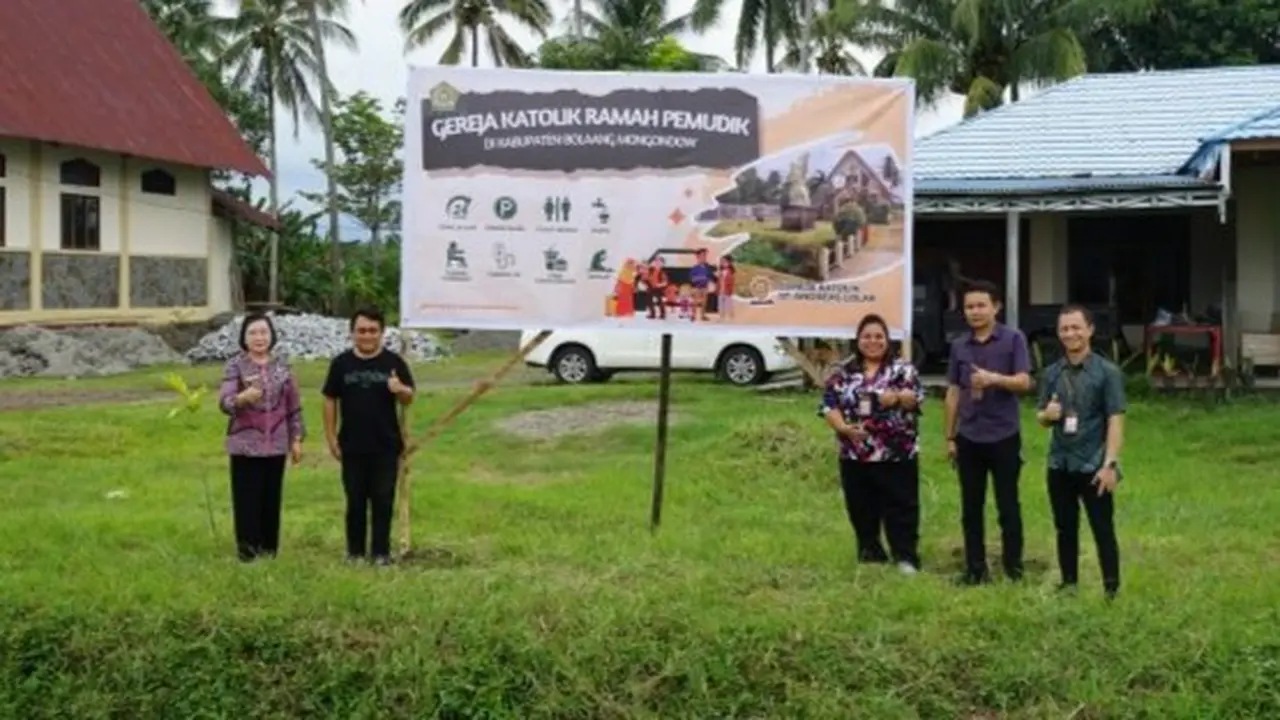Gereja Katolik Paroki Santo Andreas Lolak di Bolmong, Sulawesi Selatan, dijadikan tempat bersinggah bagi para pemudik yang ingin istirahat.