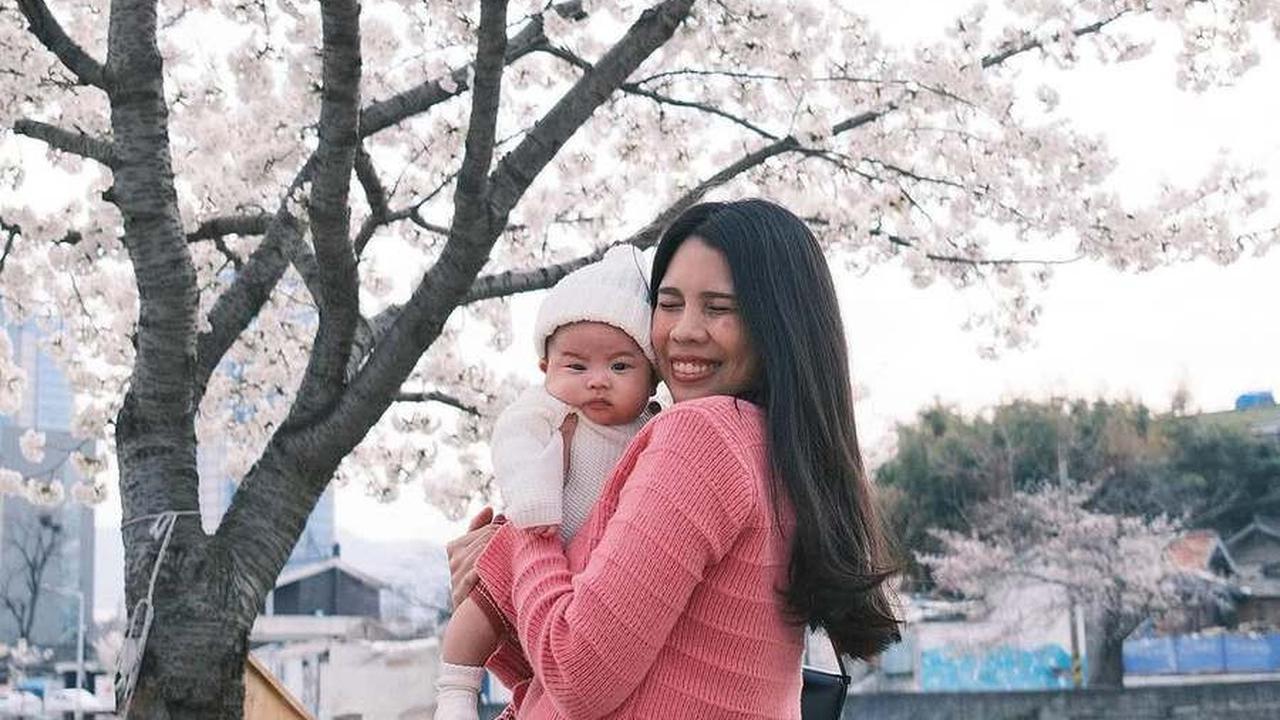 7 Potret Baby Noa Cucu Helmy Yahya Kencan Perdana Bareng Orangtua, Asyik Jalan-jalan ke Taman Bunga Sakura - Pipi Tembem Bikin Gemas