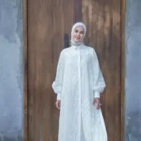 Cantiknya Paula Verhoeven dalam balutan baju Lebaran lace berwarna putih. Paula tampil semakin elegan mengenakan hijab putih polos yang serasi. [Foto: Instagram/paula_verhoeven]