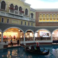 Macau memiliki banyak destinasi wisata yang menarik dan indah. Salah satu pesona wisata Macau terdapat di The Venetian Resort. 
