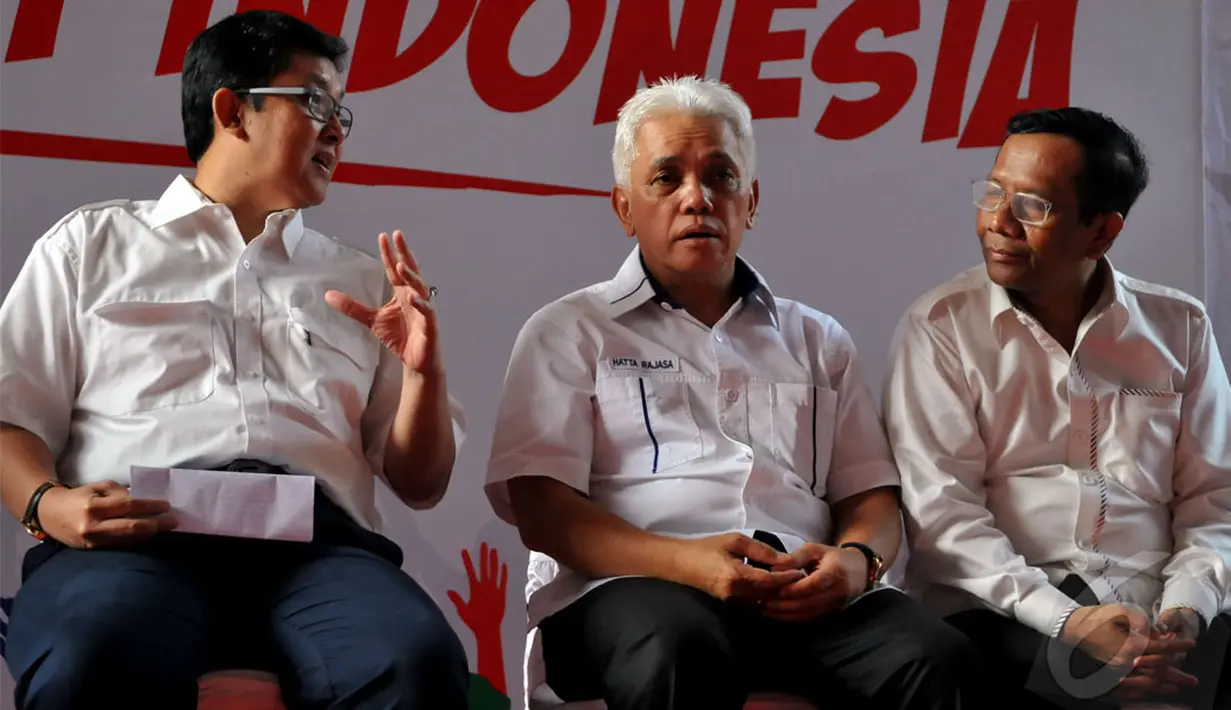 Ali Masykur Musa bersama Hatta Rajasa dan Mahfud MD terlibat perbincangan di Rumah Polonia, Jakarta, Rabu (28/5/2014) (Liputan6.com/Johan Tallo).