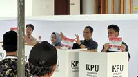 Anies Baswedan Mencoblos di TPS Lebak Bulus Bersama Keluarga