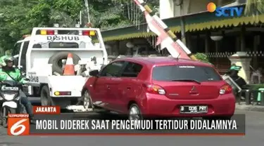 Sebuah mobil yang parkir sembarangan di kawasan Menteng, Jakarta Pusat, diderek petugas Sudin Perhubungan Jakpus saat sang pengemudi tengah tertidur di dalamnya.