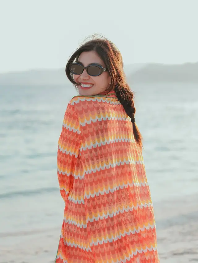 Gaya Nisya Ahmad Saat Liburan di Pantai, Anggun dan Natural Bersama Keluarga