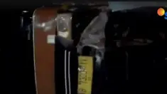 Pada bagian depan mobil rusak berat akibat menabrak pembatas jalan.