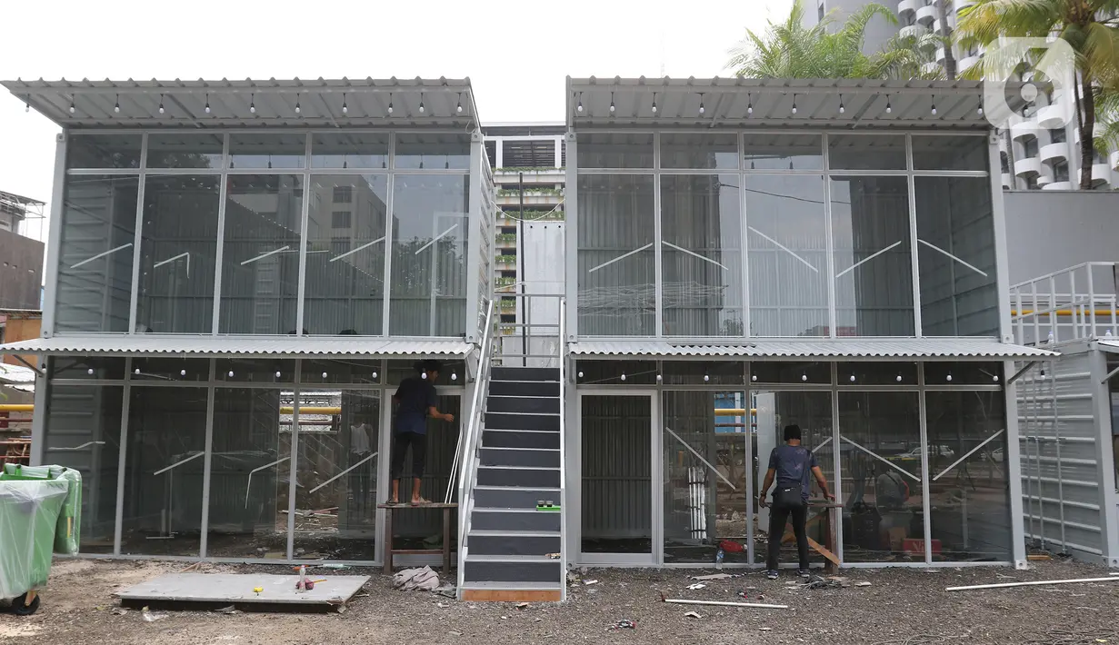 Pekerja menyelesaikan proyek pembangunan pusat kuliner di bekas lahan parkir "Park and Ride" di kawasan MH Thamrin, Jakarta, Sabtu (14/12/2019). Pemprov DKI membangun penyedia ruang usaha mikro kecil ramah lingkungan di kawasan tersebut dengan luas 8.710 meter. (Liputan6.com/Herman Zakharia)