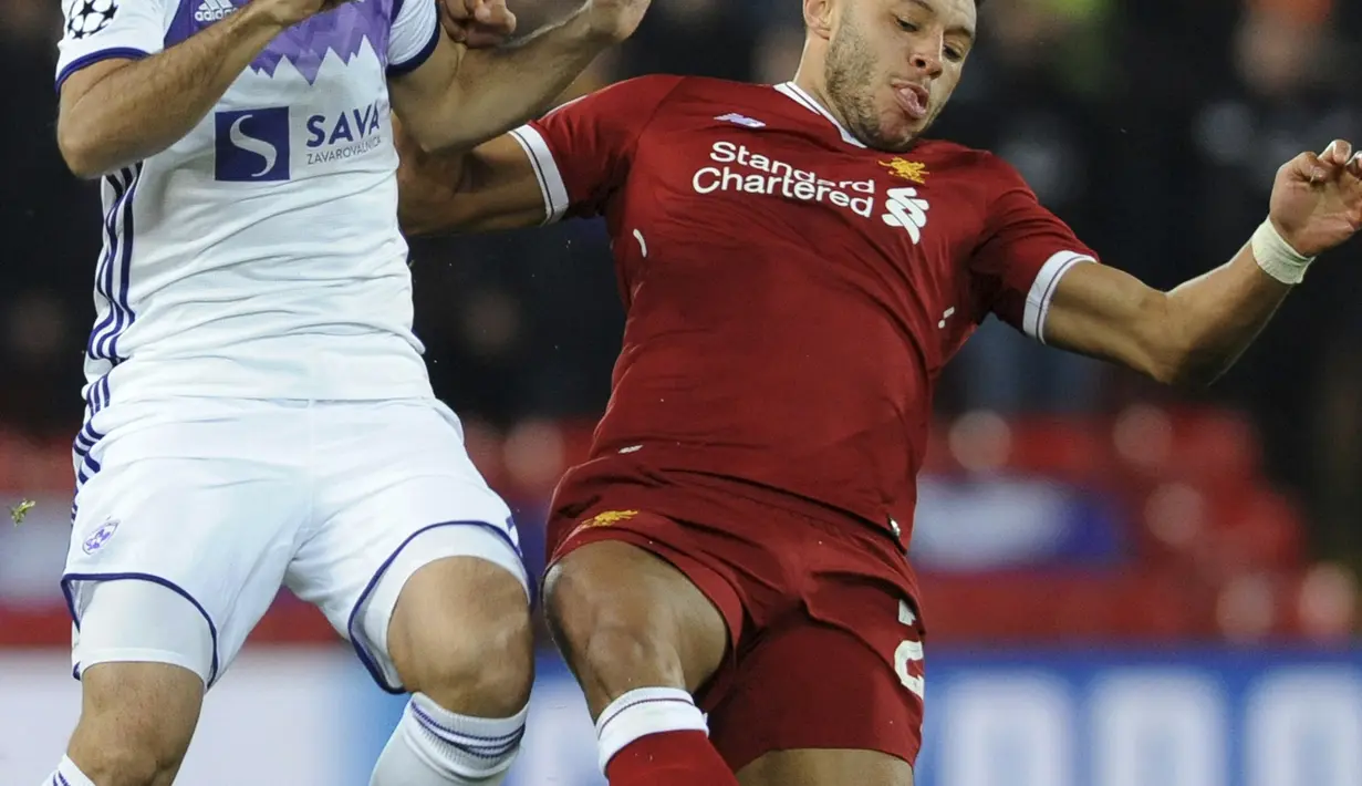 Aksi pemain Liverpool, Alex Oxlade-Chamberlain (kanan) saat berebut bola dengan pemain Maribor, Marwan Kabha pada laga Liga Champions grup E di Stadion Anfield, Liverpool, (1/11/2017). Liverpool menang 3-0. (AP/Rui Vieira)