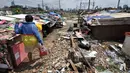 Setelah ratusan bangunan liar di Kawasan Bongkaran Tanah Abang dibongkar, beberapa warga terpaksa membuat tenda darurat. Mereka memilih bertahan dibanding mencari tempat tinggal baru, Jakarta, Rabu (21/1/2015). (Liputan6.com/Miftahul Hayat)