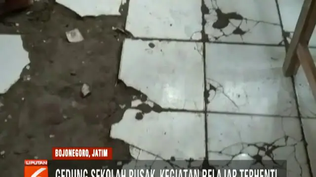 Bagian atap dan dinding sudah rusak parah. Bahkan, jika hujan turun para siswa terpaksa dievakuasi ke ruanganlain lantaran ruang kelas bocor.