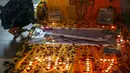 Sebuah lilin dinyalakan dalam acara peringatan jatuhnya pesawat Malaysia Airlines MH17, Jumat (18/7/14). (REUTERS/Athit Perawongmetha) 