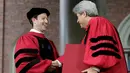 Pendiri Facebook, Mark Zuckerberg menerima gelar Doktor kehormatan Bidang Hukum dari Wakil Presiden dan Sekretaris Harvard University, Marc Goodheart dalam pembukaan penyambutan angkatan 2017 di Universitas Harvard, Kamis (25/5). (AP Photo/Steven Senne)