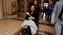 Senator negara bagian Illinois, Tammy Duckworth membawa bayinya meninggalkan ruang kongres Gedung Capitol Hill, Washington DC, Kamis (19/4). Undang-undang AS melarang anggota kongres membawa urusan pribadi ke dalam area pekerjaan. (AP/Manuel Balce Ceneta)