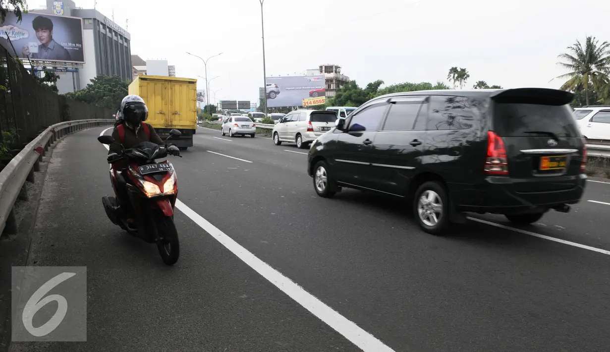 Seorang pengendara motor memasuki jalan tol arah Merak dari persimpangan Taman Anggrek, Jakarta (4/2). Minimnya rambu-rambu lalulintas jalan menuju tol Merak membuat pengendara motor tidak mengetahuinya. (Liputan6.com/Helmi Afandi)