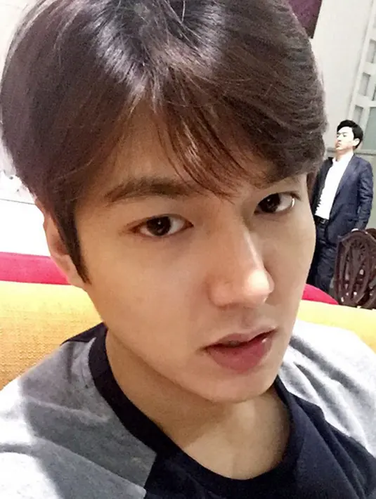 Tahun 2003 Lee Min Ho melangkahkan kakinya menjadi pemeran figuran dalam drama bertajuk Sharp. Setelah itu ia juga mulai mendapat peran sebagai Park Su Hyun di tahun 2006 dalam drama Secret Campus. (Instagram/actorleeminho)