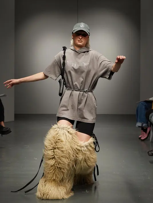 Dalam show berjudul 'Filthy Rich', sang direktur kreatifnya Beate Karlsson meminta para model menjatuhkan diri saat berjalan. (Foto: instagram.com/avavav)