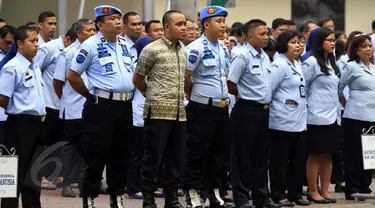 Sipir LP Kelas IIA Banceuy Bandung, yang menjadi tersangka peredaran narkoba di lapas, Dedi Romadi (tengah) mengikuti Upacara pemecatan, di Lapangan Kantor Kemenkumham, Kuningan, Jakarta, Senin (1/6/2015). (Liputan6.com/Johan Tallo) 