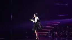 Penyanyi yang akrab disapa Uthe ini juga mengenakan dress hitam putih selutut dengan aksen blink-blink yang memberi kesan mewah.&nbsp;(Foto: Istimewa)