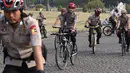 Personel kepolisian mengikuti kegiatan Sepeda Nusantara 2018 di kawasan Monas, Jakarta, Kamis (9/8). Sedikitnya 1.350 peserta yang terdiri dari sejumlah instansi dan siswa sekolah ikut meramaikan menyambut Asian Games 2018. (Liputan6.com/Immanuel Antonius